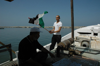 محمد مشعل يحمل علما فلسطينيا